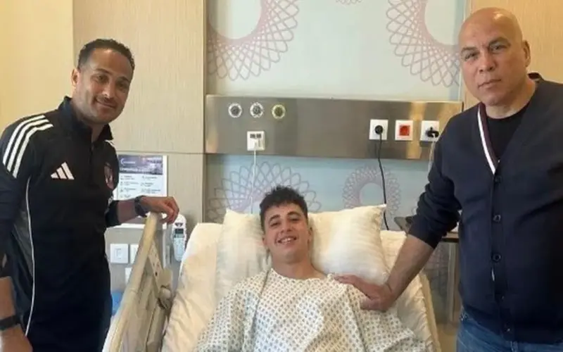 محمد يوسف ووليد سليمان يساندان بلال عطية بعد إجرائه جراحة الركبة